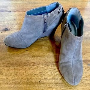 ANNE KLEIN Taupe suede wedge heels zip booties with tassels Size 8